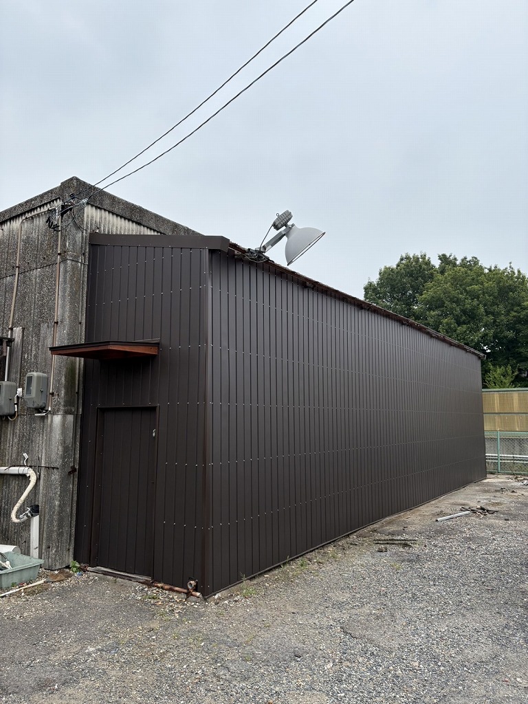 ひょう被害による倉庫屋根・テラス屋根貼替＋倉庫外壁貼替工事事例　稲沢市有限会社K様（NO.25015）