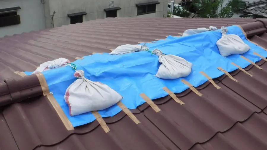 天井などから雨水が滴り落ちてきている場合は応急処置が重要
