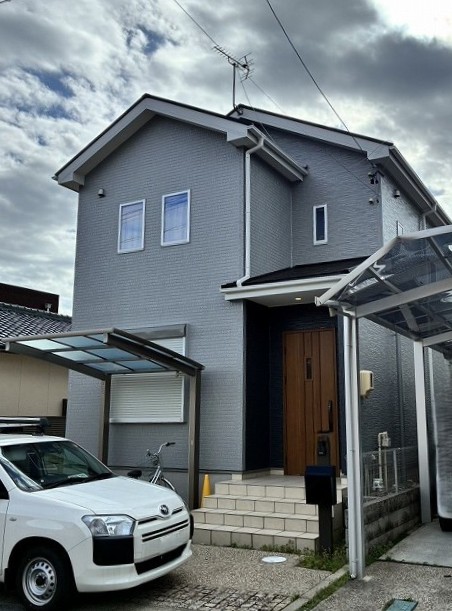 外壁・屋根塗装｜築10年初塗装　高耐久スーパームキコートで外壁・屋根塗装事例　グレー系2色　（NO. 27539)